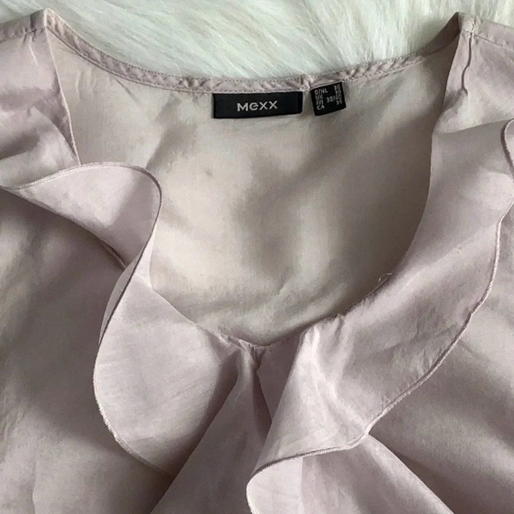 MEXX Ruffled Shell (Small) - Picture 2 of 13